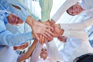 Business Team zeigt Verbindung und Zusammenhalt