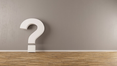 FAQ Fragezeichen lehnt an Wand